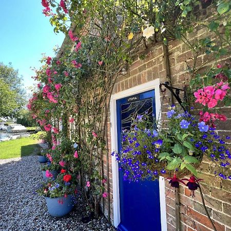 Adorable Two Bed Norfolk Broads Holiday Home - River Views With Moorings & Fishing Stalham Zewnętrze zdjęcie