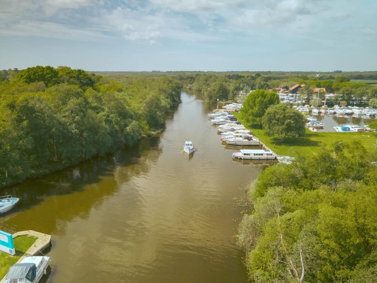 Adorable Two Bed Norfolk Broads Holiday Home - River Views With Moorings & Fishing Stalham Zewnętrze zdjęcie