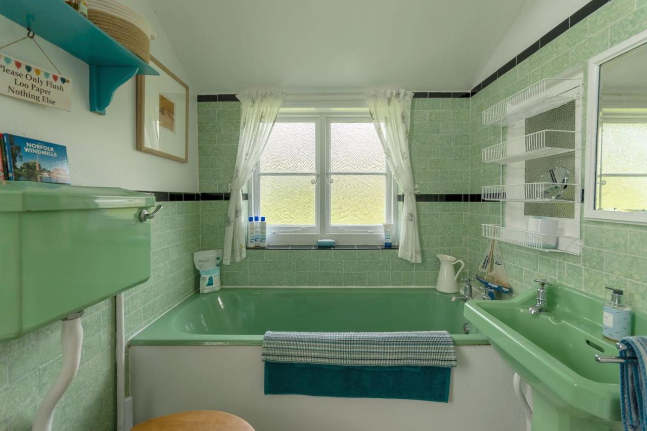 Adorable Two Bed Norfolk Broads Holiday Home - River Views With Moorings & Fishing Stalham Zewnętrze zdjęcie