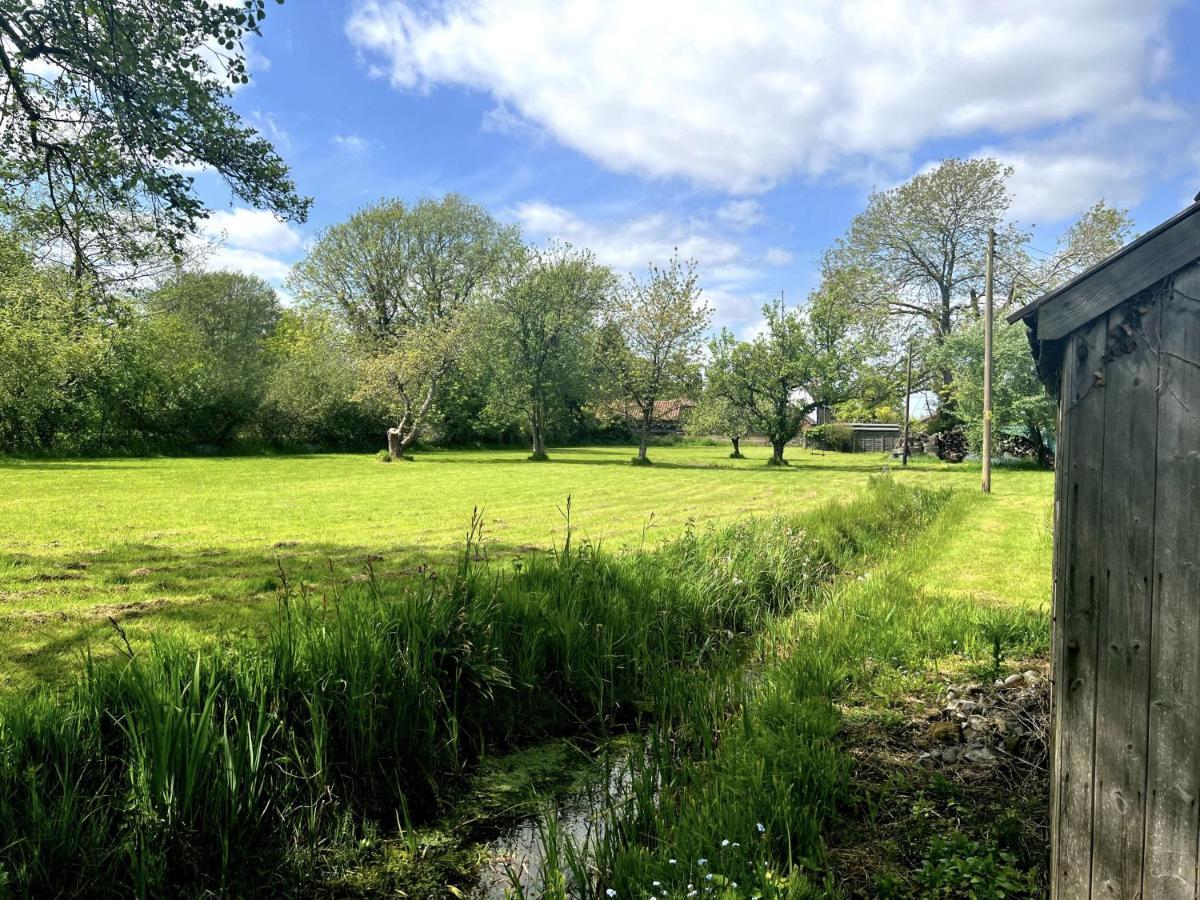 Adorable Two Bed Norfolk Broads Holiday Home - River Views With Moorings & Fishing Stalham Zewnętrze zdjęcie