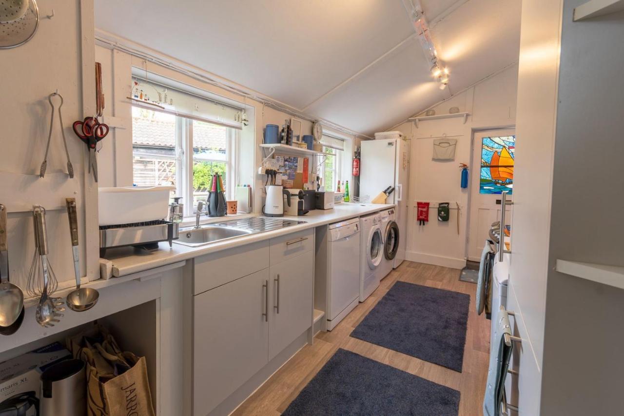 Adorable Two Bed Norfolk Broads Holiday Home - River Views With Moorings & Fishing Stalham Zewnętrze zdjęcie