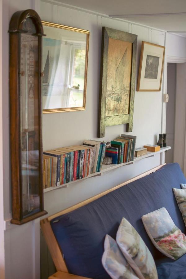 Adorable Two Bed Norfolk Broads Holiday Home - River Views With Moorings & Fishing Stalham Zewnętrze zdjęcie