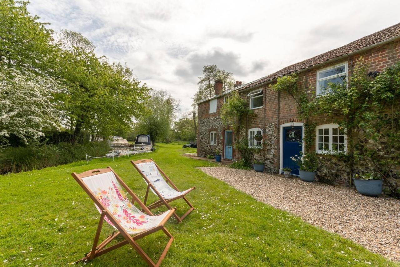 Adorable Two Bed Norfolk Broads Holiday Home - River Views With Moorings & Fishing Stalham Zewnętrze zdjęcie