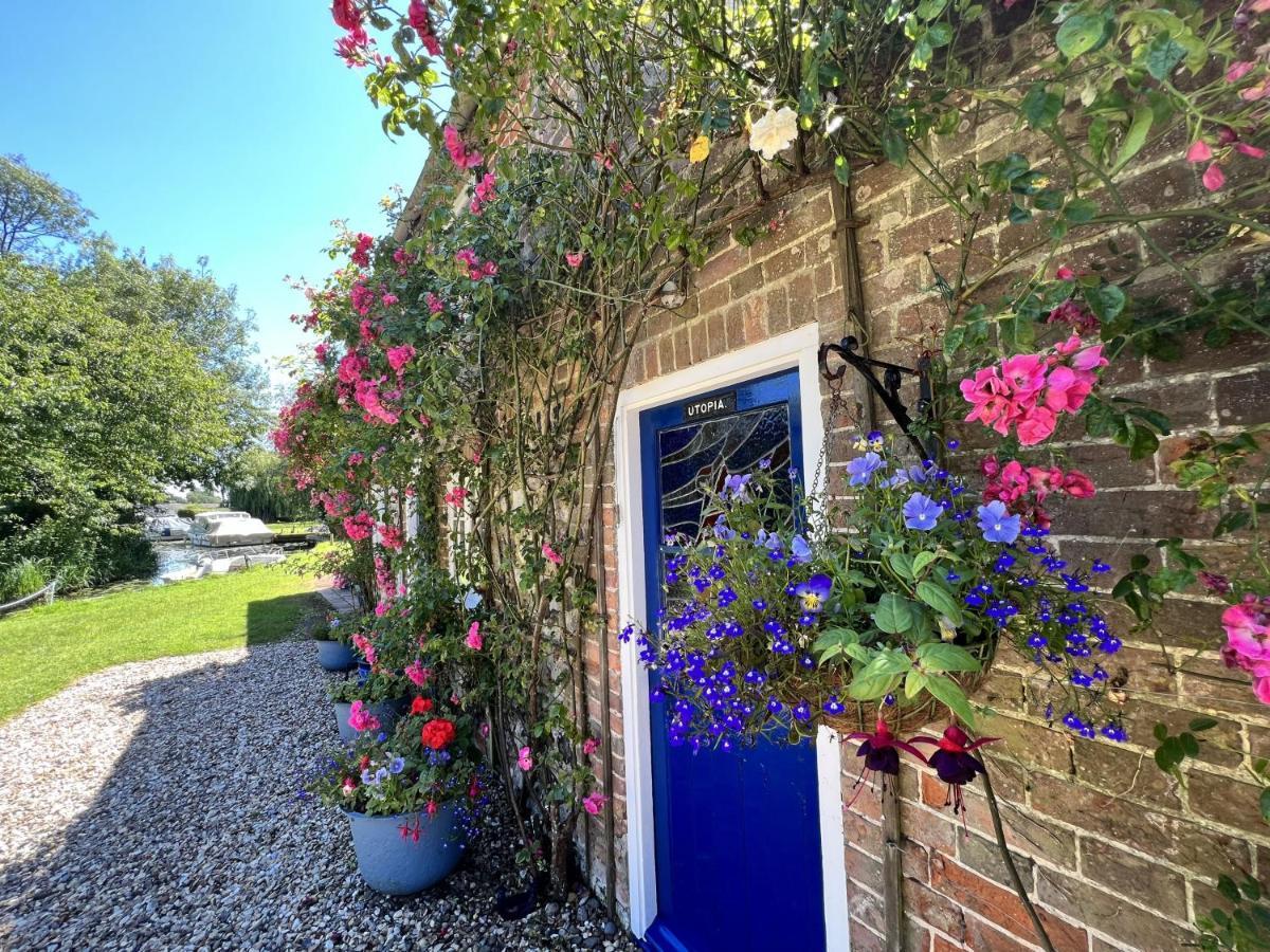 Adorable Two Bed Norfolk Broads Holiday Home - River Views With Moorings & Fishing Stalham Zewnętrze zdjęcie