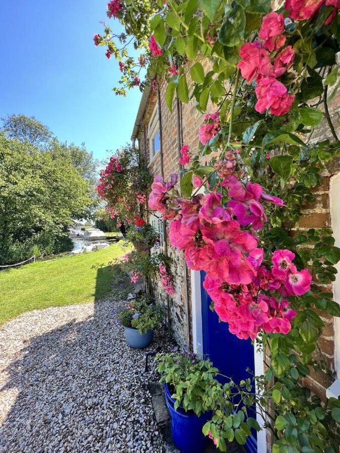Adorable Two Bed Norfolk Broads Holiday Home - River Views With Moorings & Fishing Stalham Zewnętrze zdjęcie