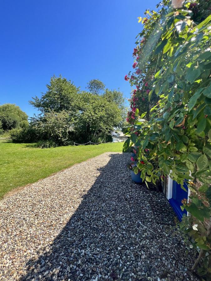 Adorable Two Bed Norfolk Broads Holiday Home - River Views With Moorings & Fishing Stalham Zewnętrze zdjęcie
