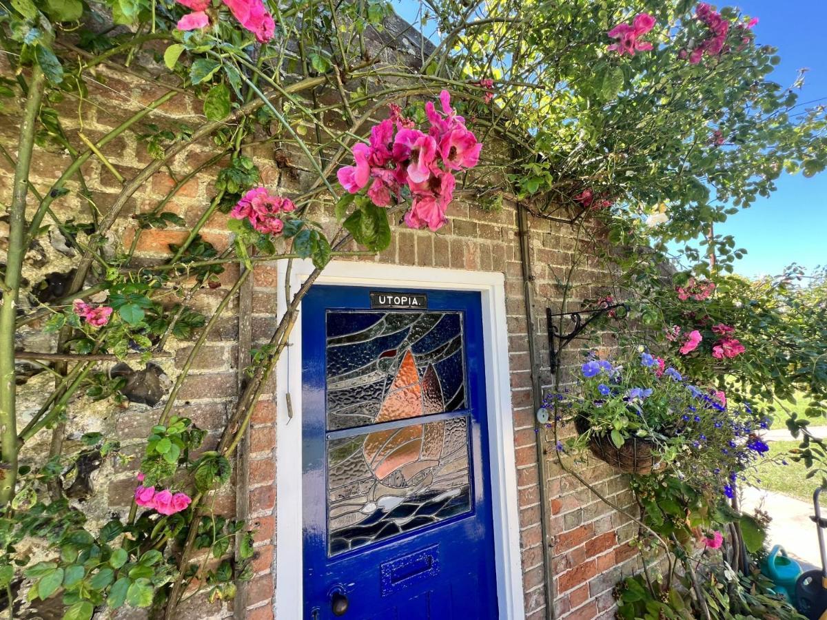 Adorable Two Bed Norfolk Broads Holiday Home - River Views With Moorings & Fishing Stalham Zewnętrze zdjęcie