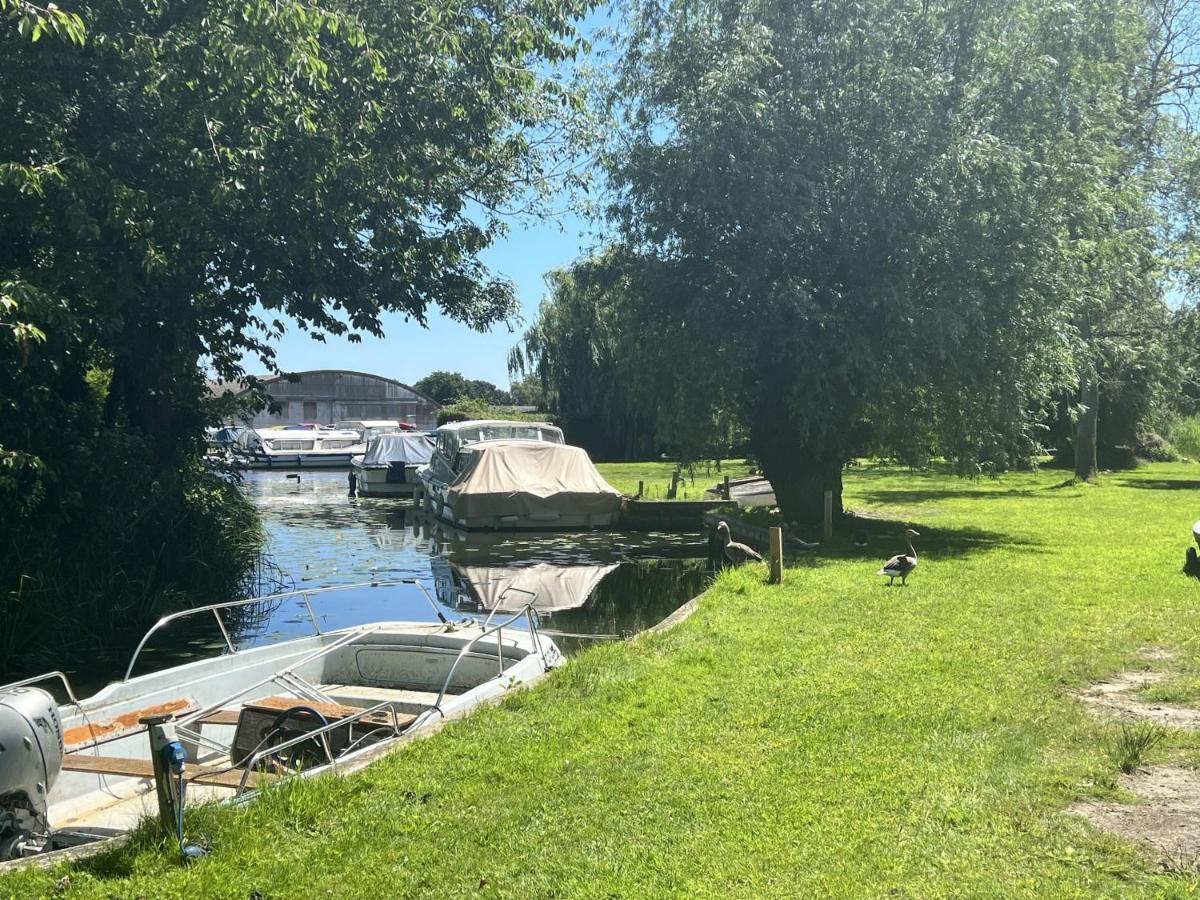Adorable Two Bed Norfolk Broads Holiday Home - River Views With Moorings & Fishing Stalham Zewnętrze zdjęcie