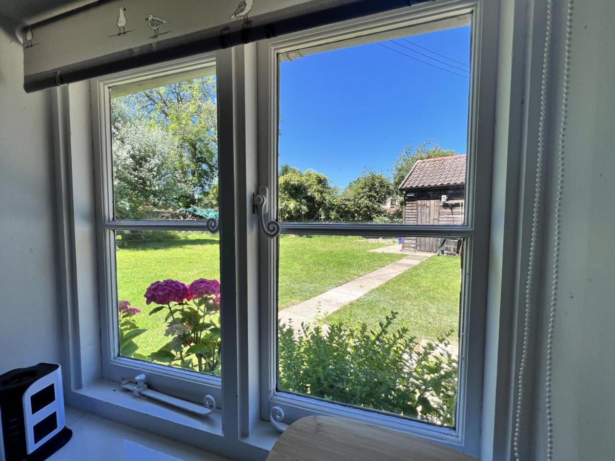 Adorable Two Bed Norfolk Broads Holiday Home - River Views With Moorings & Fishing Stalham Zewnętrze zdjęcie