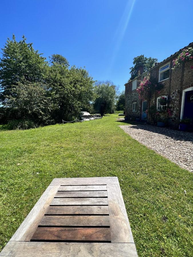 Adorable Two Bed Norfolk Broads Holiday Home - River Views With Moorings & Fishing Stalham Zewnętrze zdjęcie