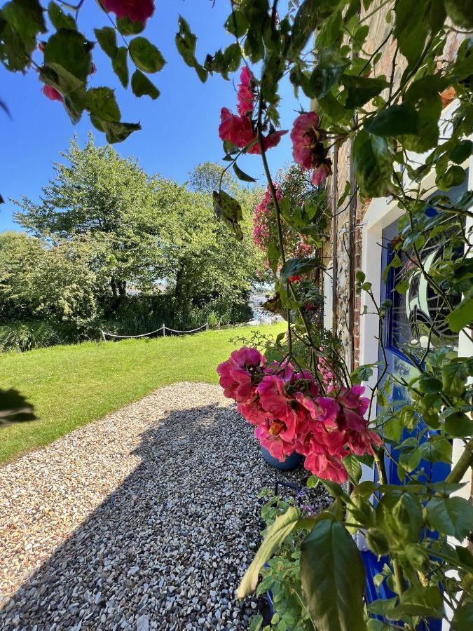 Adorable Two Bed Norfolk Broads Holiday Home - River Views With Moorings & Fishing Stalham Zewnętrze zdjęcie