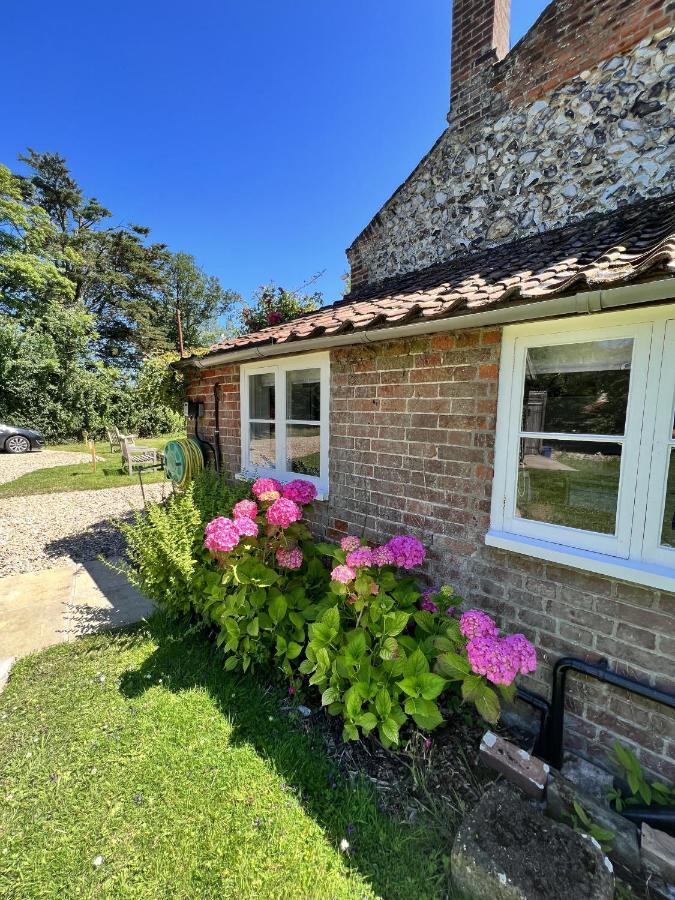 Adorable Two Bed Norfolk Broads Holiday Home - River Views With Moorings & Fishing Stalham Zewnętrze zdjęcie